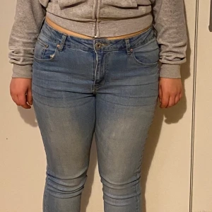 Jeans  - Blåa vanliga jeans från lager 157 som är använda en gång. Dom är i storlek L men jag som har oftast M kan ha på mig dom. Dom är tajta på mig så storleken stämmer inte riktigt.