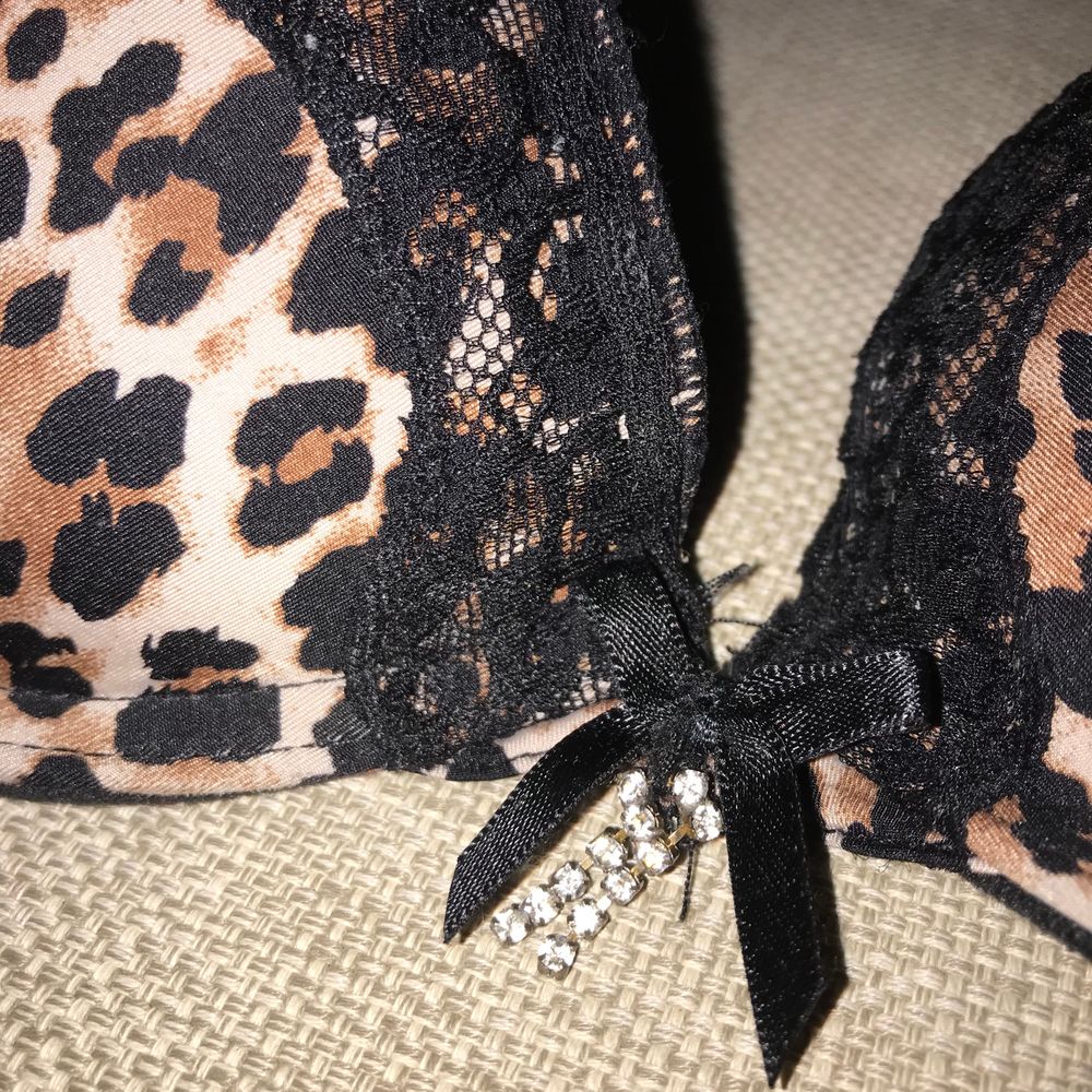 Sexig push-up bh i leopard mönster. I st 70A. Bh banden går att ta på och av. Spets på kanterna av kuporna samt en rosett och ”diamant” smycke mellan kuporna. Kanterna har börjat rulla sig lite men de är inget man tänker på. Säljer då den tyvärr inte passar längre.. Övrigt.