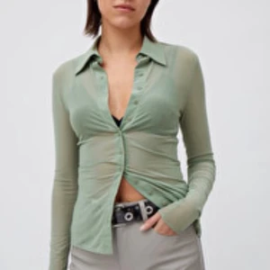 Mesh skjorta  -  snygg grön mesh skjorta från weekday. snygg och passar till allt.trendig färg och slutsåld Har klippt bort lappar pga dom sund annars, men storleken är xs/s. Har S och passar mig , men passar även XS Använd fåtal gånger, i bra skick. Skriv vid intresse