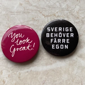Brosch  - Två coola broscher med text. 20 kr st   Frakt 15 kr st. 