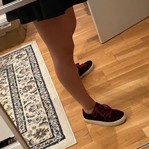 Sneakers från Zara - Sneakers från Zara i vinröd mocka, så frächa nästan aldrig andvända