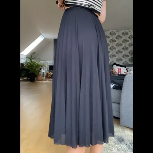 Svart plisserad kjol från H&M i storlek 34 (men passar som 36). 50kr exklusive frakt. Kjolar.