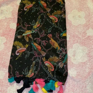 Halsduk/ scarf  - Supercool halduk men kommer inte till användning har silver prickar på. Mått ca30x60, dock har den längre men den är ihopsydd från sidorna så längden blir egentligen 120cm