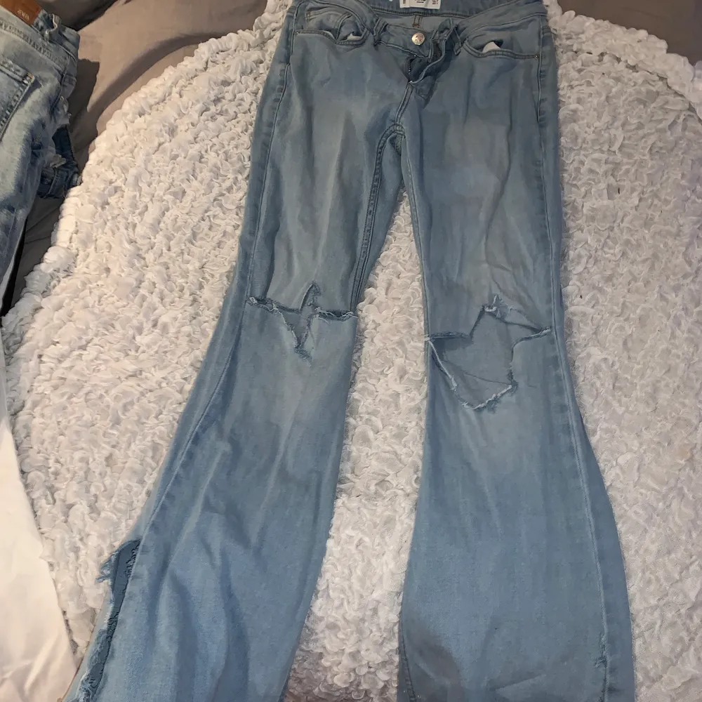 Ljusblåa bootcut med slits och hål i knäna, skitsnygga men inte min stil tyvärr. Aldrig använda 💕 storlek 36. Jeans & Byxor.