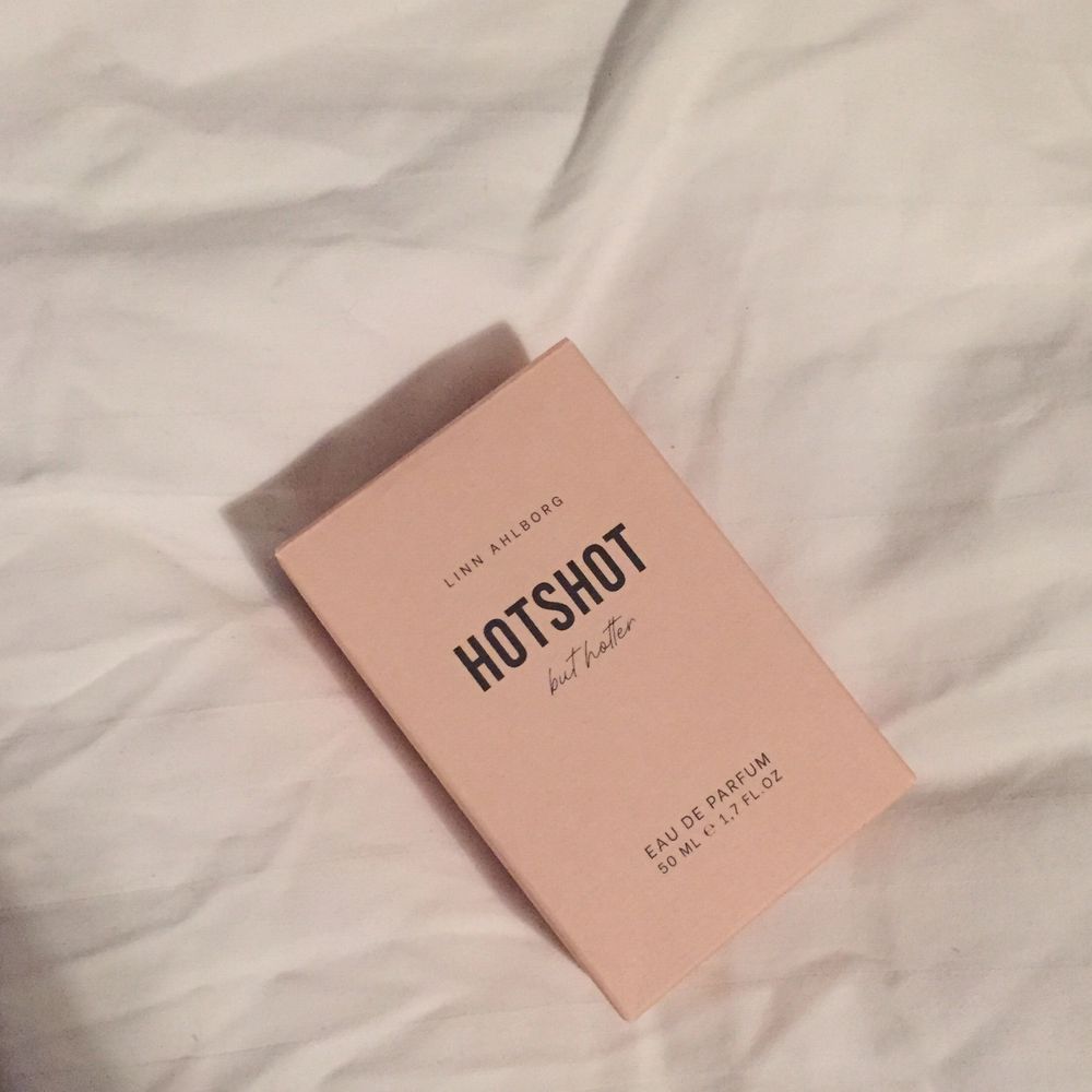 Jag har enbart luktat på parfymen en gång och säljer den nu då den är lite för söt i min smak. Kan inte returnera parfymen då kartongen är uppbruten så säljer den här på plick till någon som kanske inte hann få tag på den när den släpptes på Nordicfeel ;). Övrigt.