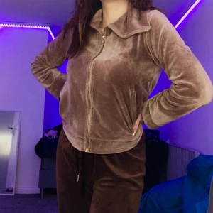 Tröja  - Jätteskön sammetströja med krage och tjockare muddar💕fint skick! (Samma tröja som i tidigare annons, bara fler bilder) 