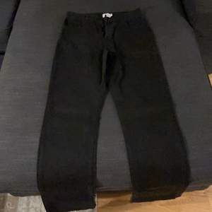 Vida svarta jeans från hanna schönbergs kollektion med nakd. Slit vid benslutet. Kan ej ta kort med dom på för dom passar inte, frakt ingår.