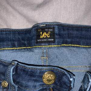 Mörkblåa Lee jeans med slits, balla men används aldrig längre. Storlek 34-38, väldigt stretshiga💕