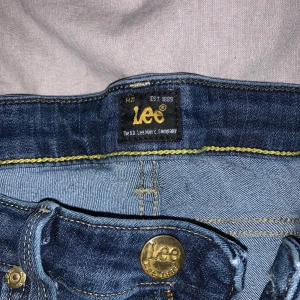 Lee mörkblåa jeans med slits  - Mörkblåa Lee jeans med slits, balla men används aldrig längre. Storlek 34-38, väldigt stretshiga💕