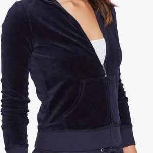 Navy blue Juicy Couture hoodie, storlek L, 400kr - Nästintill oanvänd, säljer på grund av att jag inte använder den. 