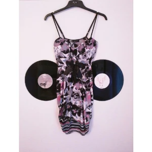  - Söt blommig klänning
bysten har någon vaddering
Ränderna nedtill syns mindre när en bär klänningen, och slutar vid mitten av låren ungefär
Rosetten (bild 2) sitter fast med säkerhetsnål och kan tas bort
Tyget är mjukt, tunt och lätt