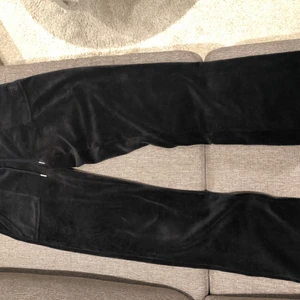Juicy CoutureDel Ray Classic Velour Pant storlek S - Super sköna mjukis byxor använt ett par gånger köptes för 999:- kvalitet e som när jag köpte dom super mjuka och sköna hör av dig om du är intresserad eller har några frågor💖jag är 168 cm lång