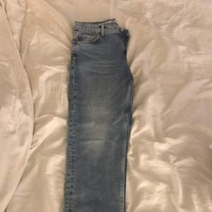 Blå jeans i en ”mom jeans” modell, använda en gång