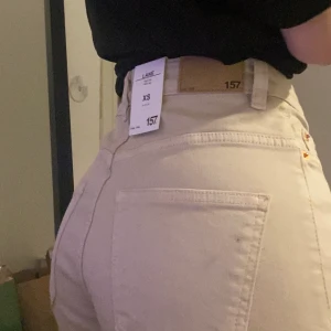 Jeans - Raka jeans ifrån lager 157, storlek XS. Jag är ca 160 och dom sitter bra i längden på mig. Köpta för 300kr🥰