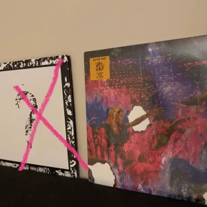 Vinylskiva Lil Uzi Vert aldrig använd  - Har endast använt dessa vinylskivor som dekor, inget annat. Album Lil Uzi Vert! :) Xxxtentacion albumet är såld!! Obs! Köparen betalar för frakten :) Osäker med priset så kom gärna med förslag! Jag köpte varje vinylskiva för 300kr