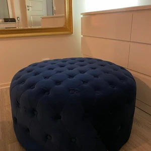 Sittpuff - Säljer min fina sametsblåa sitt puff från Jotex då den ej passar in inredningsmässigt längre. Köpt för 2599kr säljer för 1000kr kan gå ner något vid SNABB affär