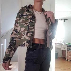 Kamo jacka - Militärmönstrad jacka i gröna färger i jeans liknande material. Storlek S men skulle även passa  XS.💙