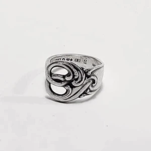 Silverring -  Äkta silverring gjort av en sked köpt på secondhand, finns i storlek M (17-18mm i diameter)och L (18-19mm i diameter), våra ringar är justerbara samt den missfärgas eller rostar ej!✨🤍 Betalning sker via swish och frakt ligger på  20kr, spårbart brev 75kr!