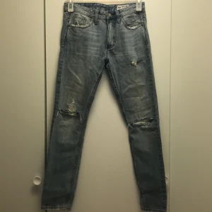 Boyfriend jeans  - Slitna och håliga boyfriend jeans👌🏼 Helt nya aldrig använt 