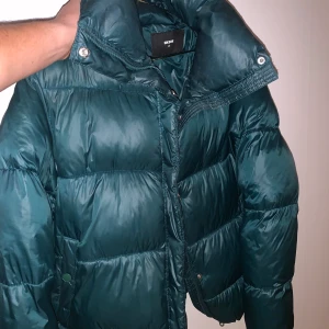 Höst/Vinter jacka strl XS/S - BUDGIVNING på jackan!! Jackan är knappt använd, fint skick! Passar för både XS och S. Eftersom den är lite stor i stoleken. Tar betalning via Swish