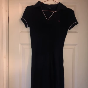 Tommy Hilfiger klänning stl Xs men passar även S - Marinblå Tommy Hilfiger klänning i super bra skick! Stl Xs men passar även S