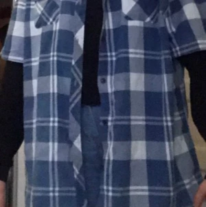 Oversized skjorta - Snygg skjorta! Aldrig använd, skönt lite tjockt material (vintage) köparen står för frakten💕