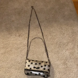 Super din Zadig Voltaire väska - Super fin Zadig Voltaire väska bara använda några få gånger, så den är i väldigt bra skick. Köpte den för 2500❤️❤️