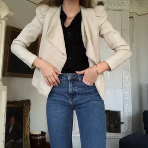 Blazer - Tyget är i bomull/linne. Sparsamt använd. Frakten kan bli billigare beroende på vad den får plats i :) 