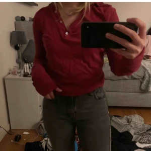 Zara tröja  - Vinröd tröja från zara, köpt på Plick men inte min stil längre:/ Första bilden är hennes, men den sista är min egna! 