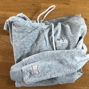 Grå hoodie från märket Fila. Köptes av tidigare säljare på spock och har även lånat hennes bilder. Trots att tröjan är begagnad är skicket fint och jag hittar varken fläckar eller slitningar. Frakten är inkluderad i priset. Skriv privat vid frågor! :)