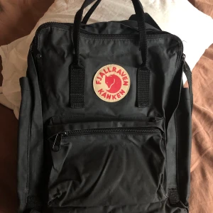 Kånken  - Svart. Använd  fåtal gånger , i fint skick men skynklig den den legat i ett förråd! 