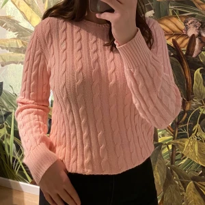 Ralph Lauren kabelstickad tröja - Ljusrosa kabelstickad tröja från Ralph Lauren💕Superfint skick! XL(16 år) i barnstorlek men passar XS-S i vanlig storlek. 100% bomull. Priset är inkl. frakt och köparen betalar via Swish✨