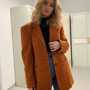 Kavaj  - Organe kavaj i storlek M, jag har storlek S och det sitter otroligt snyggt, lite oversized, vilket jag älskar! I hyfsat bra skick! 