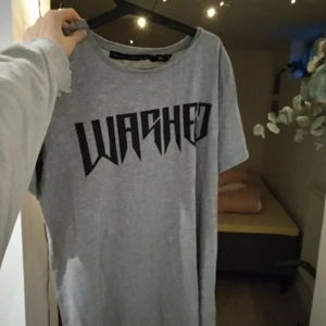 Oversized t-shirt - Säljer min tröja, tidigare använd både som "klänning" och pyjamas haha. Varsamt använd, inga skråmor eller liknande. Frakt tillkommer, DM för fler bilder ❤️ Kan mötas upp runt Jönköping