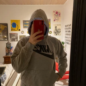 Vintage Nike hoodie - Vintage Nike hoodie, bekväm och lite kortare i modellen i storlek s❣️