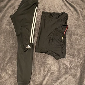 Träningskläder  - Tröjan för 50kr frakt inräknat (Byxorna sålda)❣️❣️Träningstights från Adidas i storlek S. Dem har en ficka på sidan för telefon och thightsen har även dragskedjor längst ner på benen. Träningströjan är i storlek S och är faktikt bekväm att träna i. Både tröjan och byxorna är bekväma och superfina och är i bra skick då dem är sällan använda då dem är för stora för mig och jag gillar att träna i långärmade tröjor. 200kr för båda Frakt är inräknat i priset 