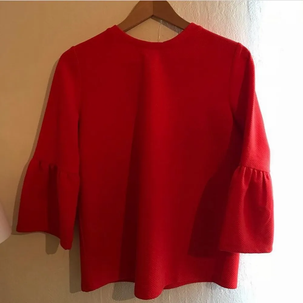 Red high-quality top with flare sleeves. Gold zip about 15cm down the back. From Lindex. Toppar.