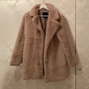 rosa pälsjacka stl.s - Superfin jacka i en gammelrosa färg. Fuskpäls och köpt på ASOS. Köpen står för frakten! 