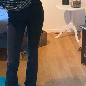 Levis Bootcut Svarta strl 24 - Svarta levisjeans i fint begagnat skick, inga defekter! Modell 715 Bootcut. Längd: 32. Midja: 24. 