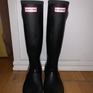 Hunter stövlar  - Säljer dessa stövlar av märket Hunter i storlek 38. De är för små för mig och kommer därför inte till användning.  