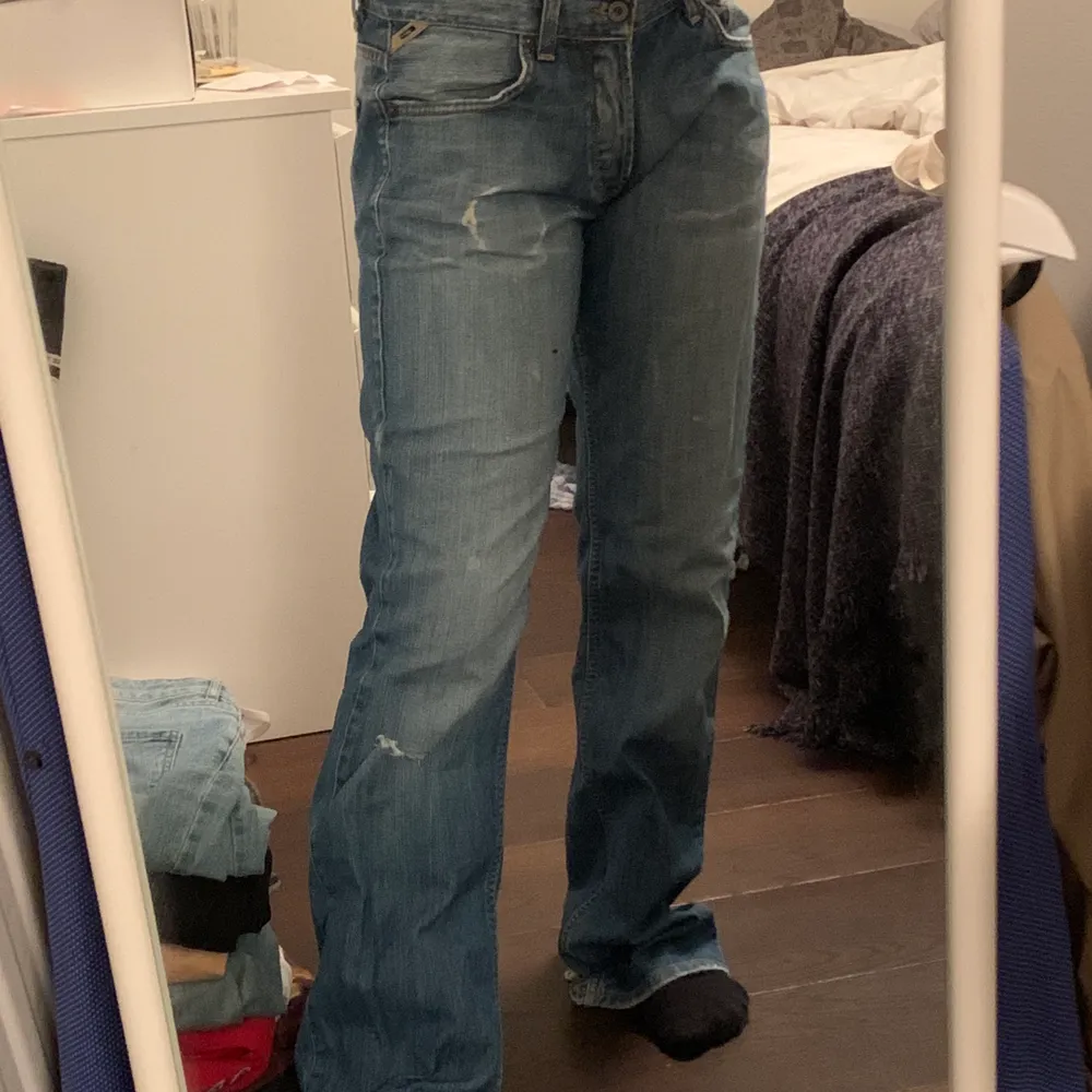 Säljer nu mina jack n Jones slitna lågmidjade jeans för att de har blivit för stora 😫😫 Buda i kommentarerna från 100kr 💙💀 Möts upp i sthlm eller så betalar köparen för frakten. Jeans & Byxor.