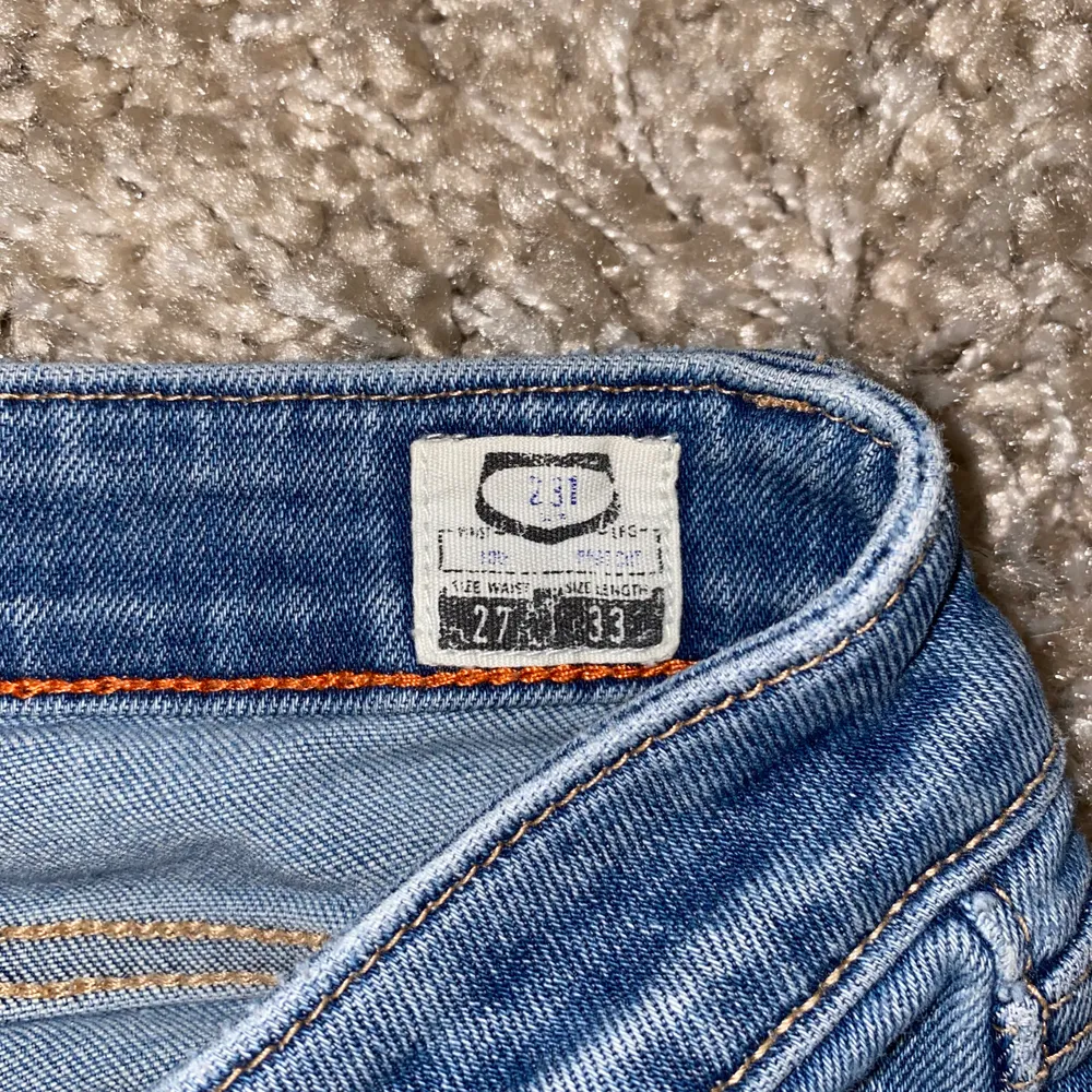 Blåa bootcut jeans från crocket men hål vid knäna, knappt använda, strl 22/33. Jeans & Byxor.