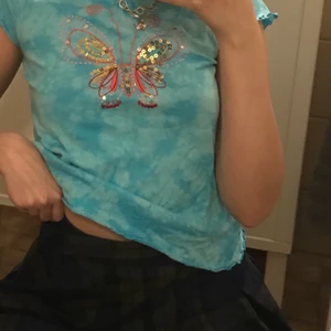 supersöt blå fjärils-topp 🦋🐞 - säljer denna pga den ligger mest i garderoben och vill hitta någon som kan ge den mer kärlek :(<3 jättefin y2k baby-tee som skulle vara jättesnygg med low-rise jeans :) buda i kommentarerna! 🧚🏻‍♀️