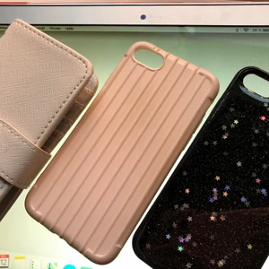 skal iphone 6/7/8 - #iphoneskal! säljer 3st iphone skal som passar iphone 6,7 och 8!! Ett rosa plånbokskal, ett rosa skal som ”liknar en resväskas mönster”🧳och ett svart skal med glitter och stjärnor✨✨ Säljer en för 18kr + frakt! 2 för 28kr + frakt och 3 för 38kr + frakt💞💞