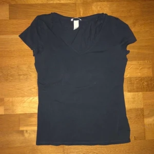 T-shirt - Marinblå tajt t-shirt från H&M - Divided. Använd 1 gång, är i bra skick! Storlek M men passar även S och L. Köparen står för frakten och betalning sker via swish.