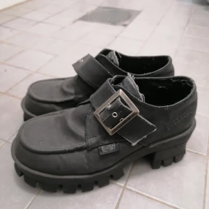 Bullhead factory skor - Ett par ascoola skor från bullhead factory. Hittar ingen storlek men de är en lite för stora för mig som har 37. Köpt begagnade och är ganska slitna men de kändes stabila och var ganska sköna att gå i (trots storleken). Frakt tillkommer! 