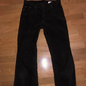 bruna manchesterbyxor - skitfina bruna manchesterbyxor, passade tyvärr inte så säljer vidare! storlek 32, mäter 42cm rakt över midjan och är avklippta för att passa en person som är 165cm. priset är med frakt inkluderat :)