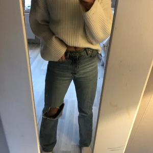 Zara jeans  - Zara jeans med ett hål i. Väldigt bra skick. Säljer pga använder inte. 