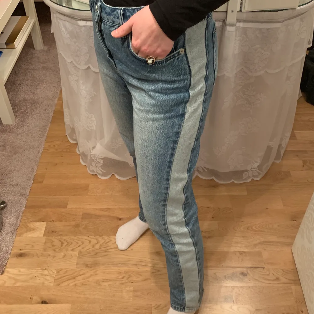 Blåa jeans från NAKD med ljus revär på sidorna. Perfekta byxor för dig med kortare ben, jag är 162cm. Säljer då dem inte kommer till användning längre, bra skick! . Jeans & Byxor.