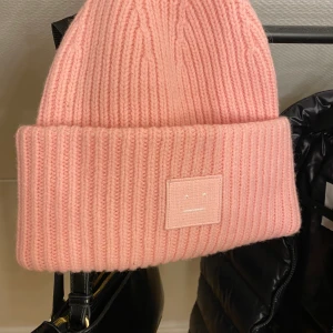 Acne mössa - Rosa, knappt använd.